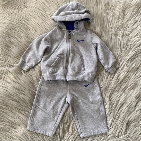 grey nike hoodie and sweatpants